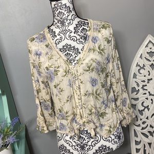 American Eagle Floral Blouse w/ Embroidery Detail Size Medium